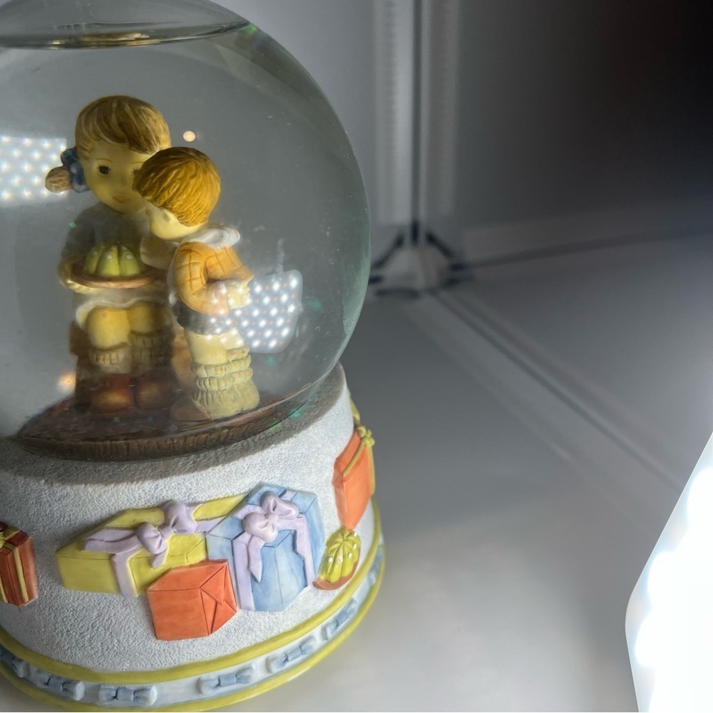 Berta Hummel "birthday treat" Goebel 1999 Snowglobe - Picture 5 of 9